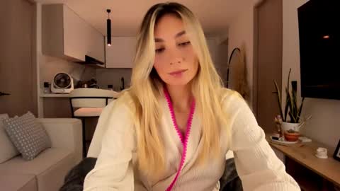 emyconneer online show from 12.08.24