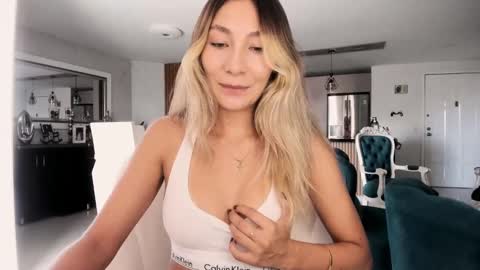 emyconneer online show from 11.11.25