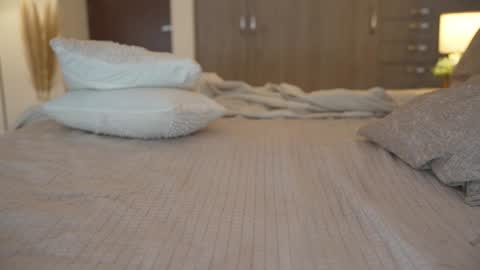 Snapshot of emyii chatting on 01.08.25 Eimi3 online show from 01.08.25