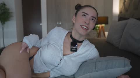 Snapshot of emyii chatting on 03.10.25 Eimi3 online show from 03.10.25