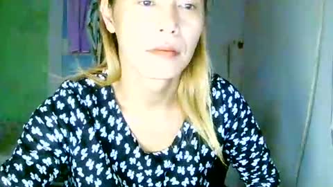 Snapshot of encantadats chatting on 09.22.25 CHUN LY online show from 09.22.25