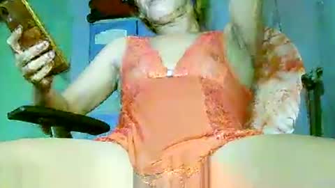 Snapshot of encantadats chatting on 09.27.25 CHUN LY online show from 09.27.25