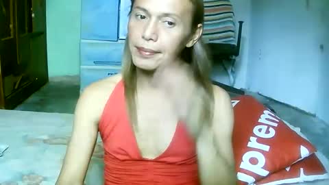 Snapshot of encantadats chatting on 04.14.26 CHUN LY online show from 04.14.26