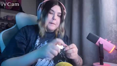 Snapshot of endless_voice_ chatting on 11.26.25 endless_voice_ online show from 11.26.25