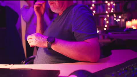 Snapshot of energybra chatting on 12.15.24 uk online show from 12.15.24