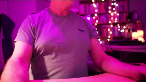 Snapshot of energybra chatting on 11.22.25 uk online show from 11.22.25