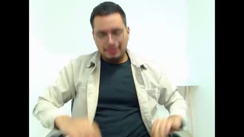 Snapshot of enrique_villa23 chatting on 02.15.25 enrique online show from 02.15.25