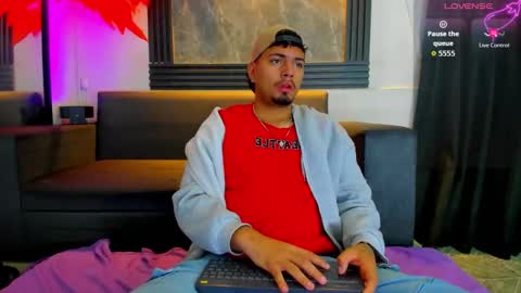 Snapshot of enrique_villa23 chatting on 10.14.25 enrique online show from 10.14.25