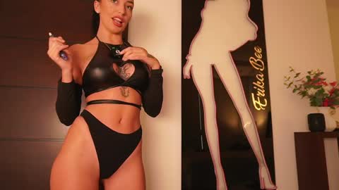 Snapshot of erikabee chatting on 11.01.25 Venus Skye online show from 11.01.25