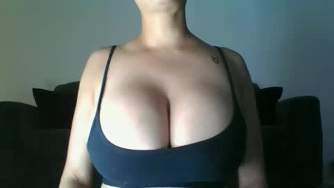 Snapshot of erin2025 chatting on 04.21.26 erin2025 online show from 04.21.26