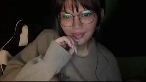 Snapshot of esilchan chatting on 12.04.25 Chelliane online show from 12.04.25