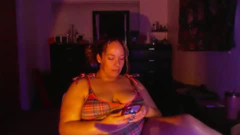 Snapshot of esmeluvs chatting on 10.14.25 Esme Luv online show from 10.14.25
