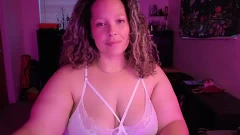 Snapshot of esmeluvs chatting on 06.20.26 Esme Luv online show from 06.20.26
