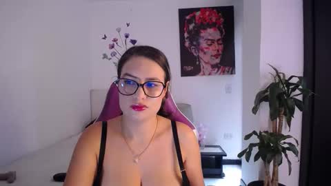 Esmeralda online show from 04.05.26