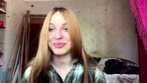 Snapshot of estelaroda chatting on 06.23.26 Rina online show from 06.23.26