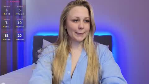 Snapshot of estella_elwood chatting on 10.17.25 Estella online show from 10.17.25