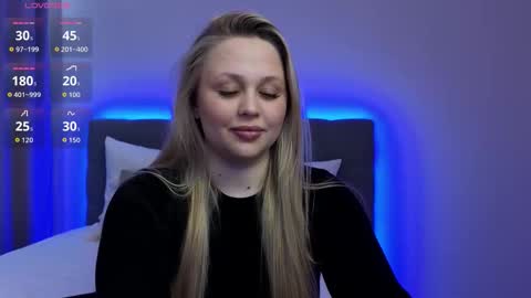 Snapshot of estella_elwood chatting on 10.18.25 Estella online show from 10.18.25