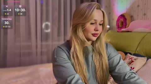 Snapshot of estella_elwood chatting on 01.12.26 Estella online show from 01.12.26