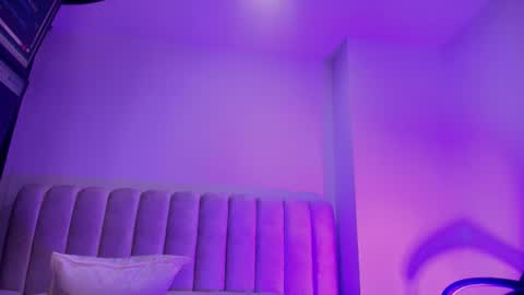 Snapshot of estrella_hanks_ chatting on 11.12.25 Estrella online show from 11.12.25