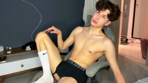 Snapshot of estremecerse chatting on 12.17.24 Alex online show from 12.17.24