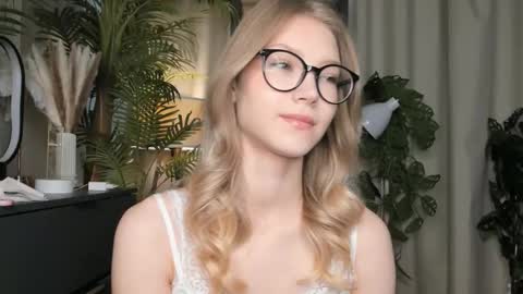 Snapshot of eternity_cuite chatting on 09.12.25 Natalie online show from 09.12.25