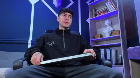 Snapshot of etham_wolf_ chatting on 09.29.25 Etham online show from 09.29.25