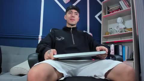 Snapshot of etham_wolf_ chatting on 11.18.25 Etham online show from 11.18.25