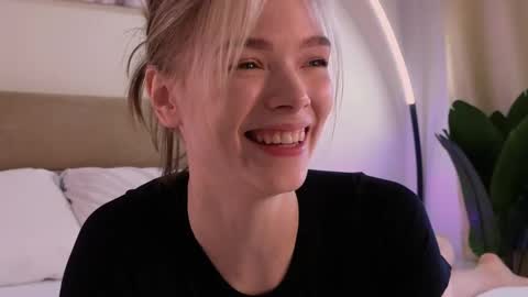 Snapshot of eva_natsumi chatting on 02.12.25 Eva online show from 02.12.25