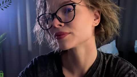 Snapshot of eva_natsumi chatting on 09.27.25 Eva online show from 09.27.25