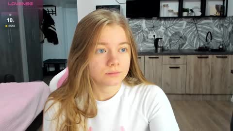 Snapshot of eva_tomiok chatting on 01.04.25 Eva online show from 01.04.25