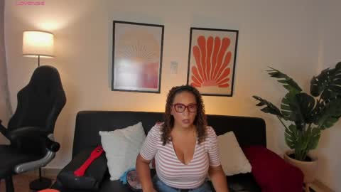 Snapshot of evaa_mills chatting on 05.11.26 Eva online show from 05.11.26