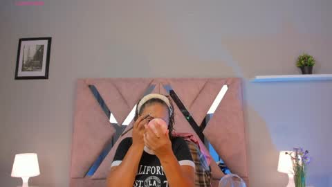 Snapshot of evaa_mills chatting on 05.18.26 Eva online show from 05.18.26