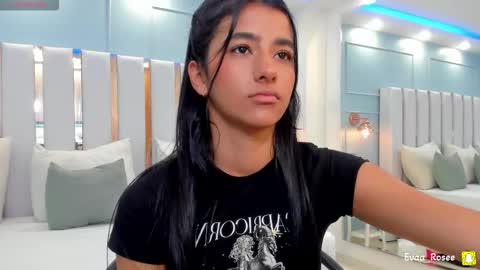 Snapshot of evaa_rose_ chatting on 11.12.25 Eva online show from 11.12.25