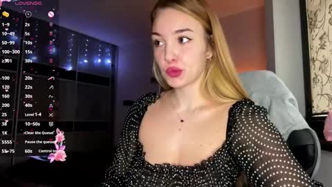 Snapshot of evacarter1 chatting on 11.11.25 evacarter1 online show from 11.11.25