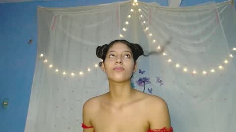 Snapshot of evaluna_horny_ chatting on 12.22.24 evaluna horny online show from 12.22.24