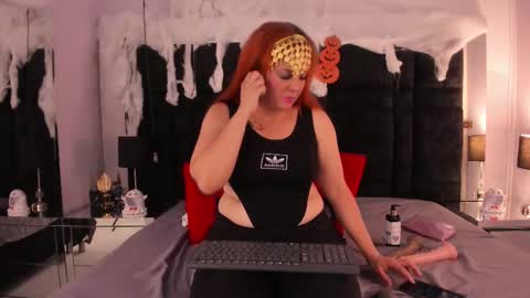 Snapshot of evamilfxxx chatting on 10.18.25 Eva online show from 10.18.25