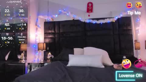 Snapshot of evamilfxxx chatting on 11.18.25 Eva online show from 11.18.25