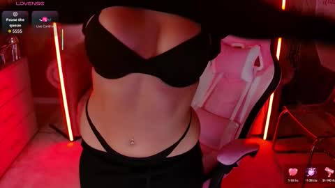 Snapshot of evanew_ chatting on 11.25.25 Eva online show from 11.25.25