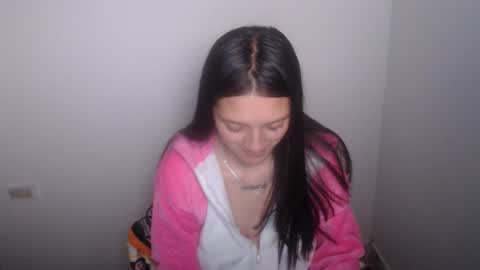 Snapshot of evangeline_petite chatting on 05.18.26 eva online show from 05.18.26