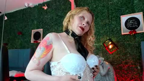 Snapshot of evangelyne_rose chatting on 02.17.26 Evangelyne online show from 02.17.26