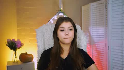 Snapshot of evathopson chatting on 11.04.25 Eva next stream - - 1600 UTC2000 online show from 11.04.25