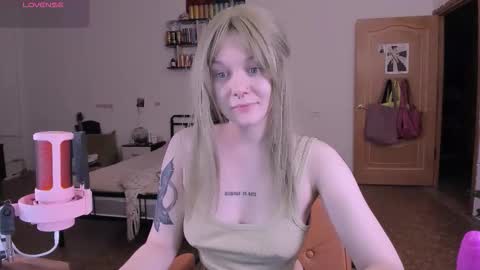 Snapshot of evathority chatting on 12.04.25 online show from 12.04.25