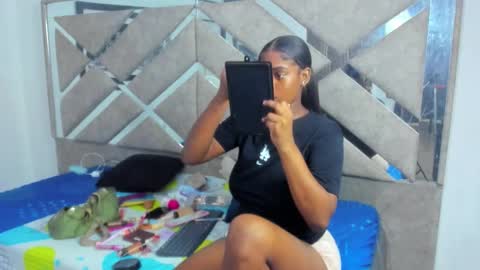 Eva And Emmanuel online show from 12.18.25