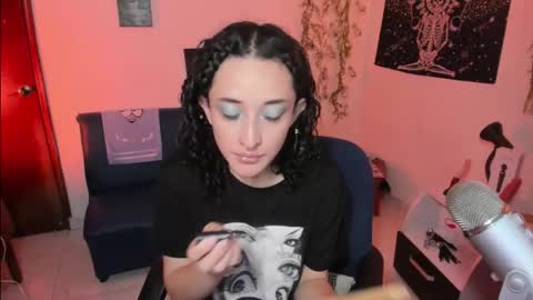 Snapshot of evee_uwu chatting on 11.25.25 Eve Jane online show from 11.25.25