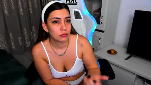 Snapshot of eveeevian chatting on 02.23.25 eveeevian online show from 02.23.25