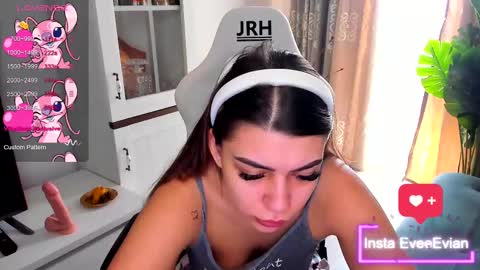 Snapshot of eveeevian chatting on 03.10.25 eveeevian online show from 03.10.25