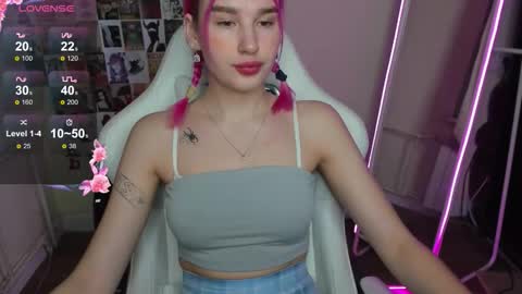 Snapshot of evelinalu chatting on 12.04.25 Evelina online show from 12.04.25