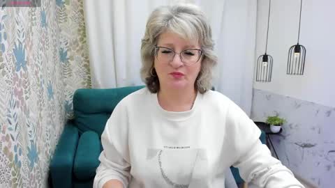 Snapshot of evelynblissful chatting on 05.19.26 Evelyn online show from 05.19.26