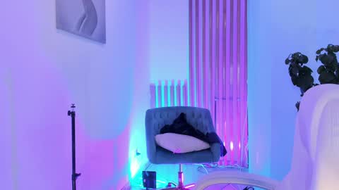 Evelyn Woods online show from 12.04.24
