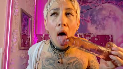 Snapshot of everlyn_sexx chatting on 03.25.26 everlyn_sexx online show from 03.25.26